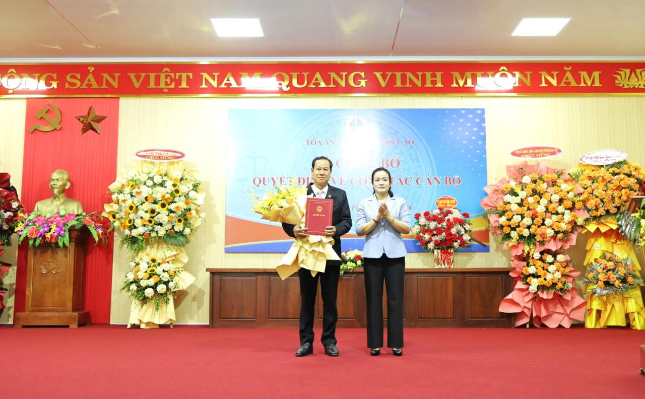 Phó Chánh án TAND tối cao Nguyễn Hải Trâm trao quyết định bổ nhiệm và tặng hoa chúc mừng ông Vũ Văn Minh giữ chức Chánh án TAND tỉnh Quảng Trị.