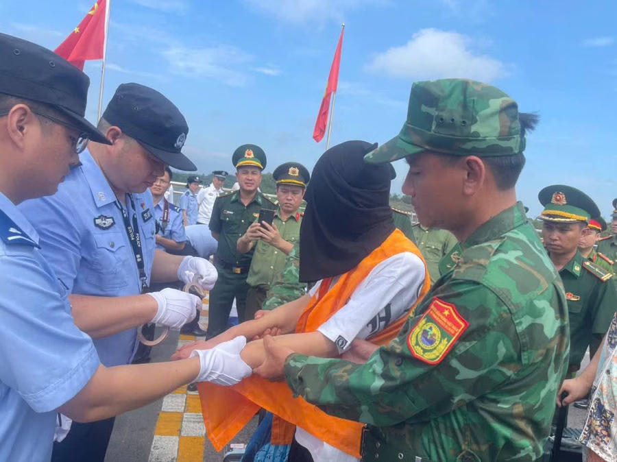 Quá trình bàn giao diễn ra an toàn, đúng trình tự pháp luật Việt Nam và phù hợp với thông lệ quốc tế trong công tác phối hợp quản lý xuất nhập cảnh giữa lực lượng chức năng hai nước.