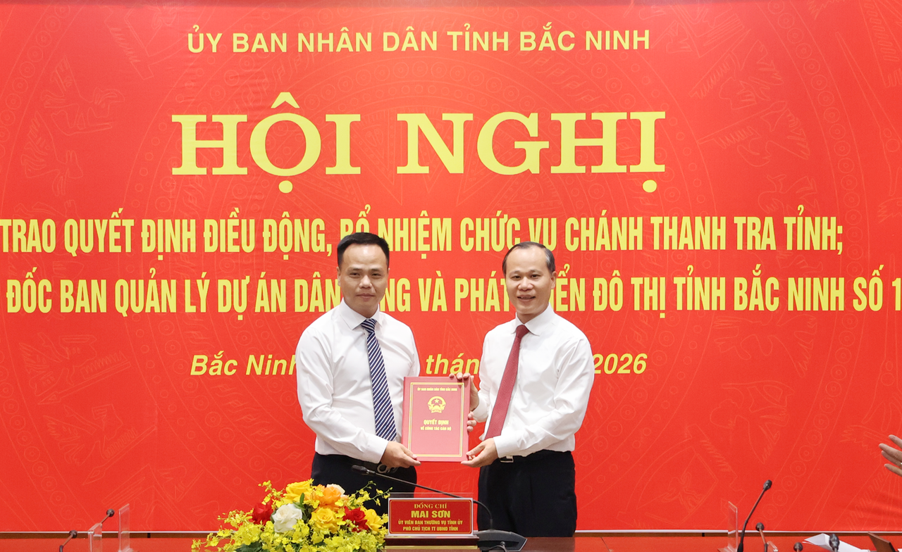 Ông Mai Sơn, Phó Chủ tịch Thường trực UBND tỉnh trao Quyết định bổ nhiệm ông Nguyễn Ngọc Sơn&nbsp;giữ chức Giám đốc Ban Quản lý dự án Dân dụng và Phát triển đô thị tỉnh Bắc Ninh số 1.