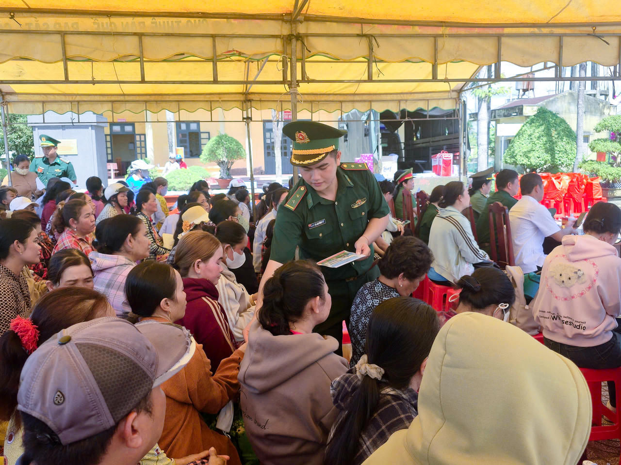 Cán bộ Đồn Biên phòng Lai Hòa phát tờ rơi hướng dẫn người dân mô hình “Hòm thư điện tử ẩn danh” tiếp nhận tin báo tố giác tội phạm.