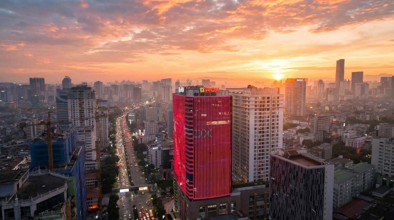 “Mỗi sáng nhìn nắng chiếu lên các tấm pin là biết hôm nay nhà máy sẽ có công suất tốt”, anh Nguyễn Viết Chuẩn, kỹ sư vận hành chia sẻ.