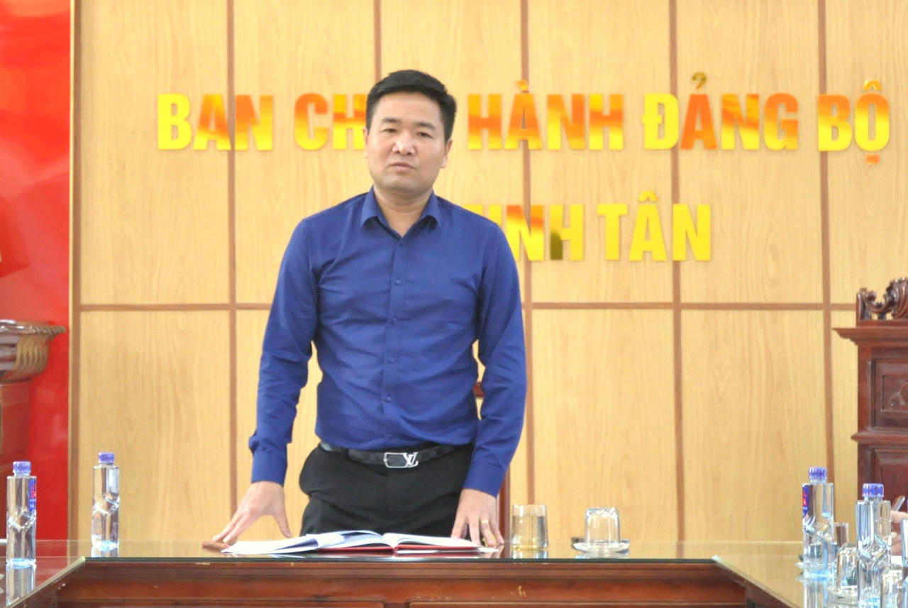 Ông Bùi Hoàng Tùng, Bí thư Đảng ủy, Chủ tịch HĐND xã Minh Tân phát biểu tại buổi làm việc với lãnh đạo UBND xã ngày 7/5/2026