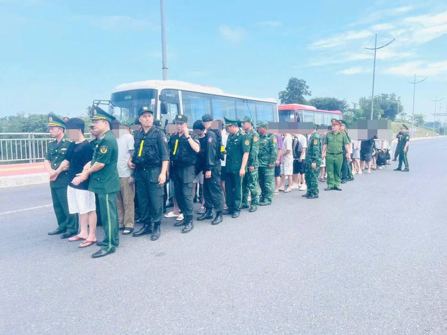 Trao trả 33 công dân Trung Quốc nhập cảnh trái phép qua cửa khẩu Bắc Luân 2 
