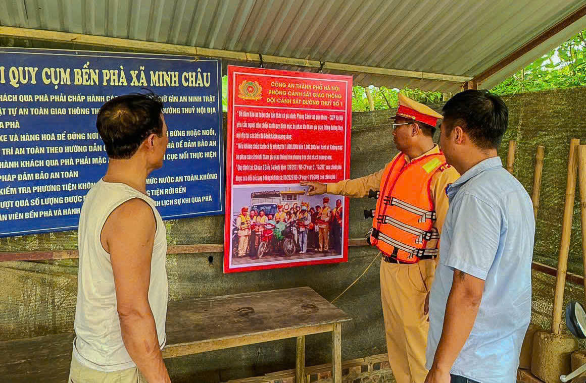 Tại các bến đò, cảnh sát đã lắp pano cảnh báo mức phạt để hành khách theo dõi, chấp hành nghiêm quy định khi tham gia giao thông đường thu