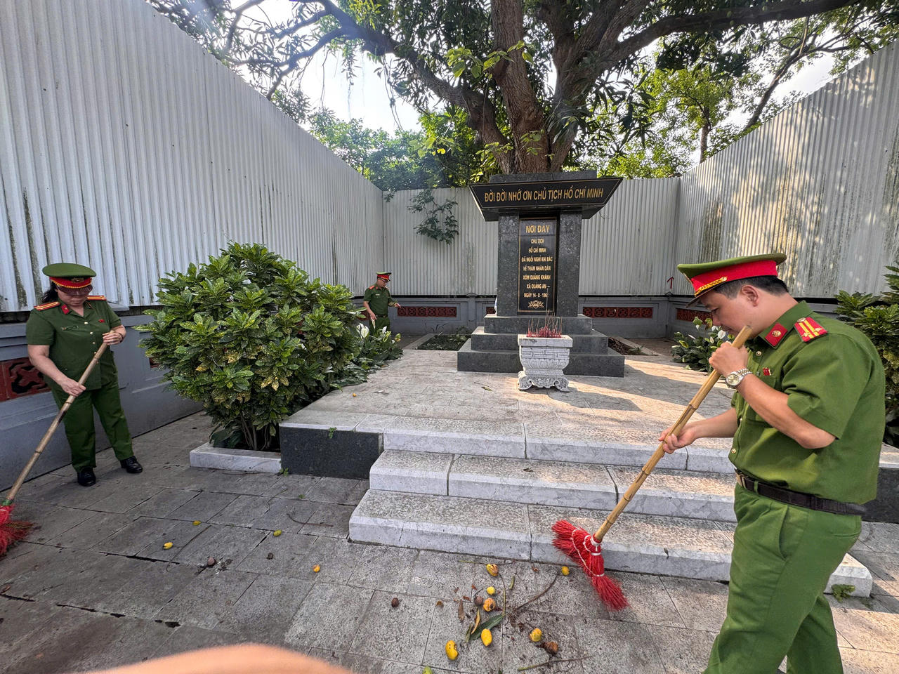 CBCS Công an phường Tây Hồ hưởng ứng đợt sinh hoạt chính trị “Tháng 5 nhớ Bác” bằng những việc làm thiết thực, ý nghĩa.