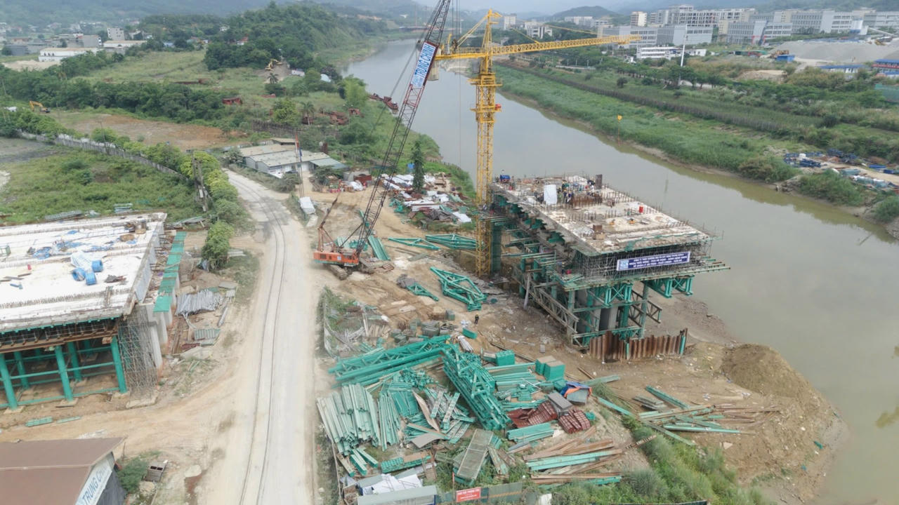 Mỗi bên sẽ đầu tư xây dựng 1/2 cầu chính với chiều dài 115m. Tổng kinh phí xây dựng phần cầu phía Việt Nam khoảng 282 tỷ đồng.