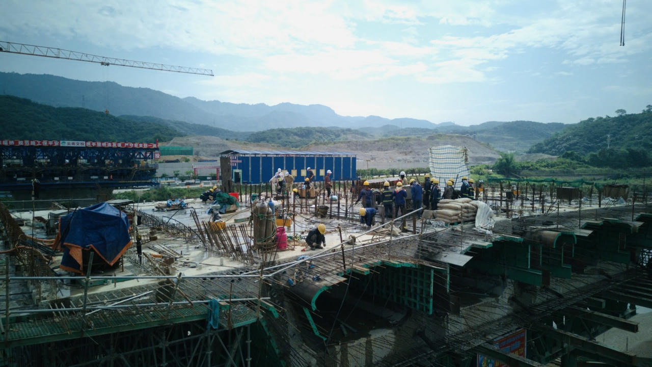 Các đơn vị thi công tập trung nhân lực, máy móc, tranh thủ điều kiện thời tiết thuận lợi để đẩy nhanh tiến độ các hạng mục trọng điểm. 