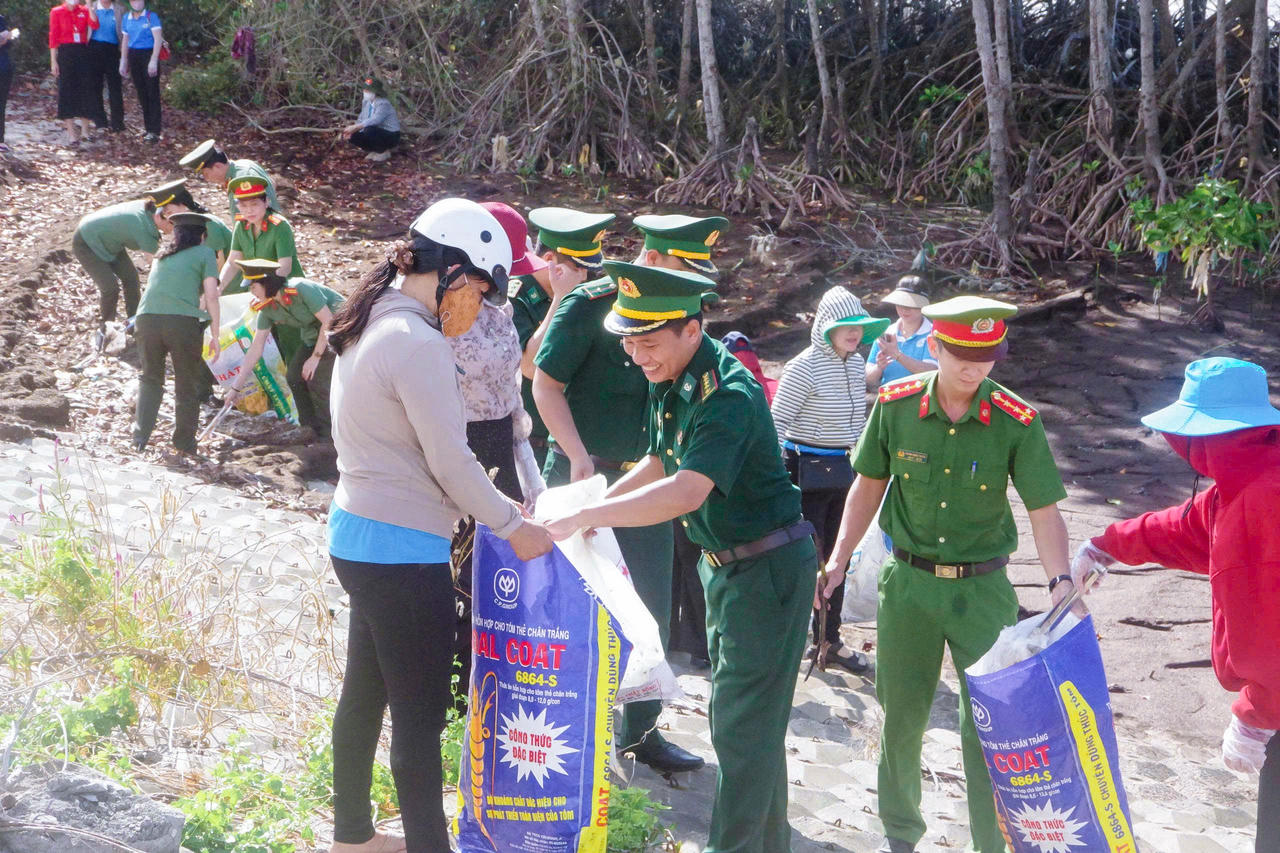 Các đơn vị ra quân thu gom rác thải vệ sinh môi trường biển.