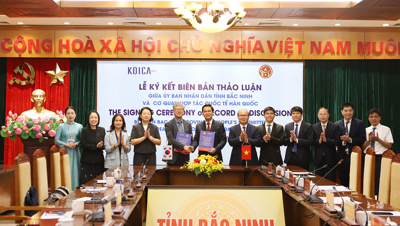 Ông Lê Xuân Lợi, Phó Chủ tịch UBND tỉnh Bắc Ninh và đại diện Cơ quan Hợp tác Quốc tế Hàn Quốc (KOICA) ký kết Biên bản thảo luận