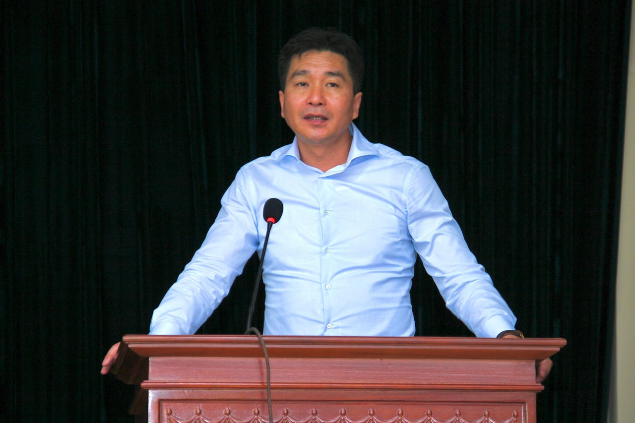 Phó Chủ tịch UBND phường Phú Thượng Võ Thanh Tùng phát biểu tại hội nghị.