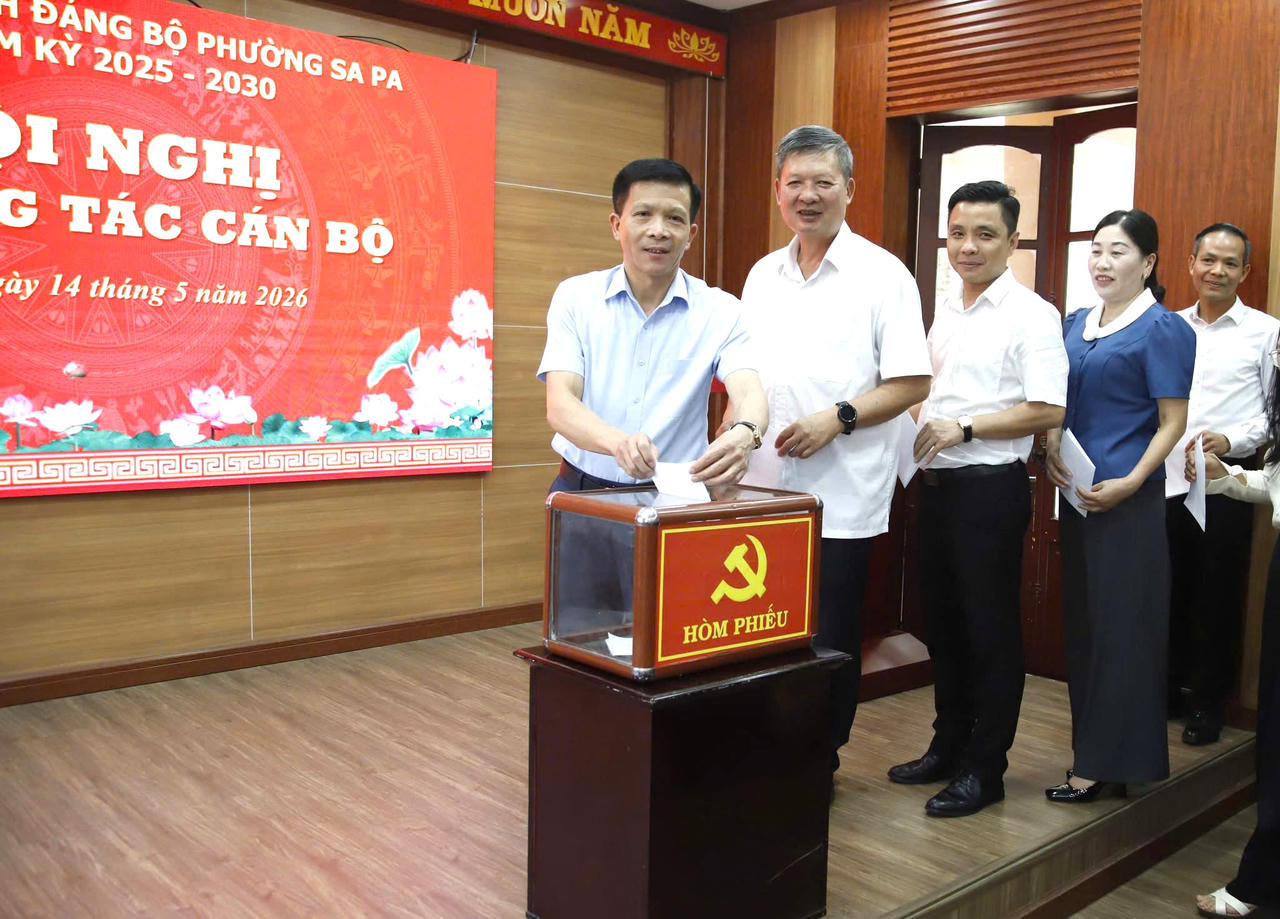 Các đại biểu tiến hành bỏ phiếu bầu.