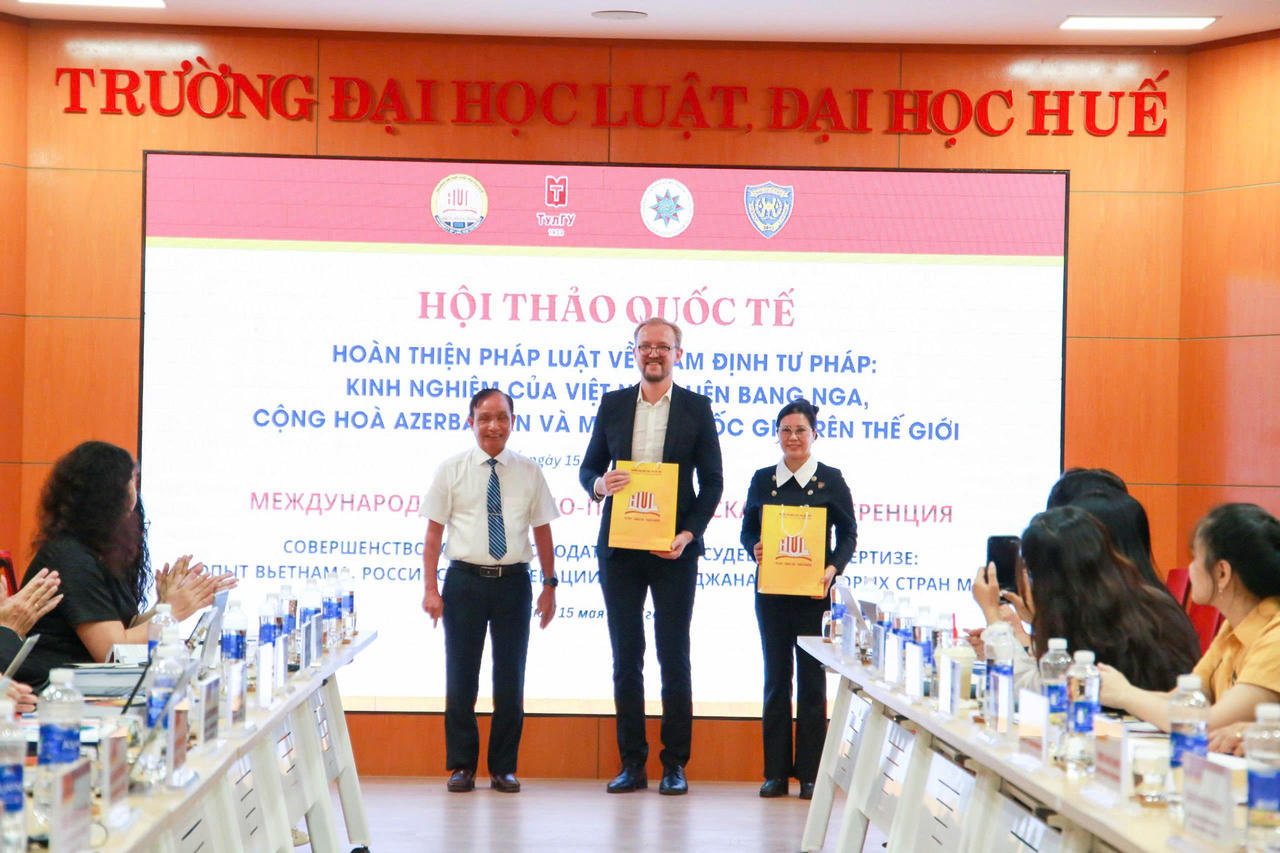 PGS.TS. Đoàn Đức Lương, Hiệu trưởng trường Đại học Luật, Đại học Huế tặng quà các đơn vị đồng tổ chức hội thảo&nbsp;