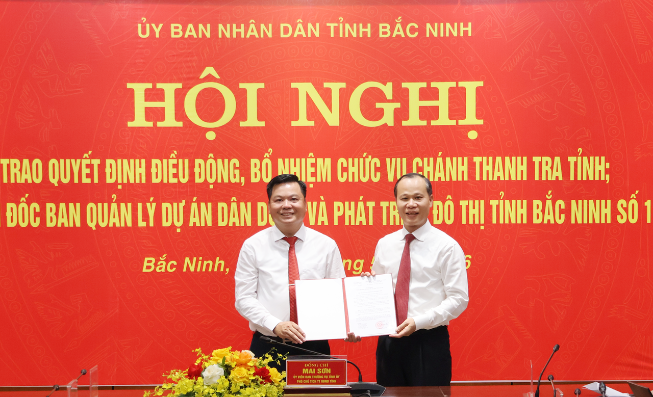 Ông Mai Sơn, Phó Chủ tịch Thường trực UBND tỉnh trao Quyết định bổ nhiệm chức Chánh Thanh tra tỉnh cho ông Hồ Nguyên Hồng.