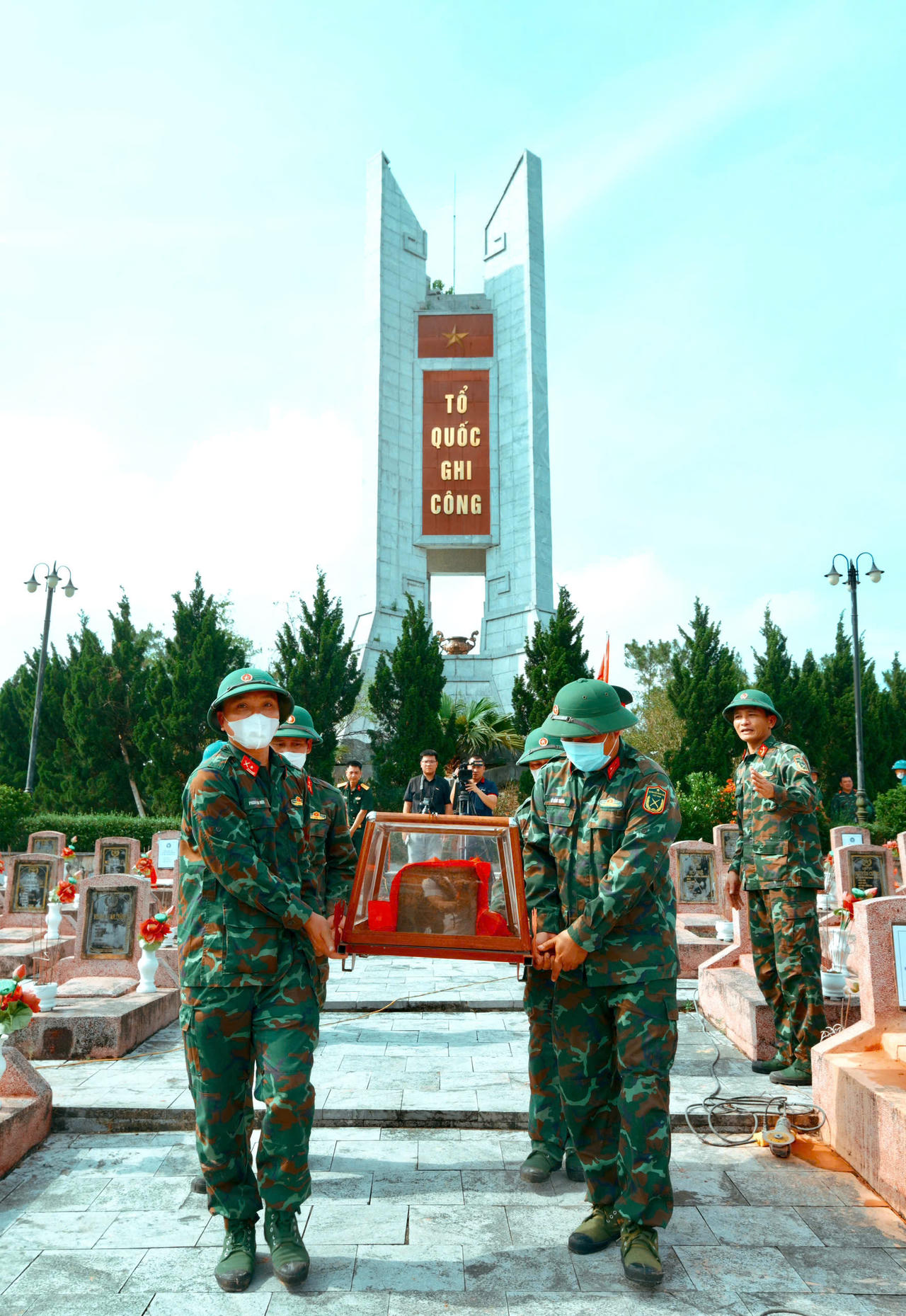 Nghệ An triển khai làm trước lấy mẫu, bàn giao mẫu HCLS đối với các mộ chưa xác định được thông tin tại Nghĩa trang liệt sĩ Nghi Lộc. Ảnh: Võ Khánh