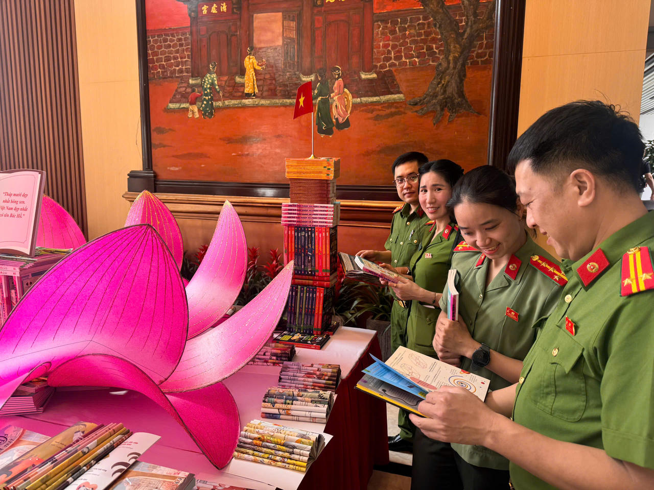 Tháng 5 nhớ Bác, Công an phường Tây Hồ lan tỏa tinh thần 'Vì Nhân dân phục vụ'