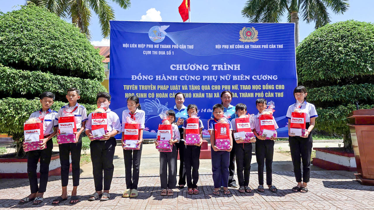 Trao tặng học bổng cho các em học sinh có hoàn cảnh khó khăn.