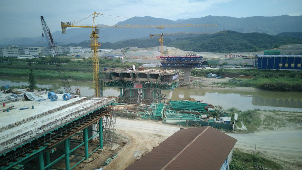 Hiện nay, các mũi thi công đang duy trì làm việc liên tục nhằm bảo đảm tiến độ trong điều kiện thời tiết và thị trường vật tư còn nhiều biến động.