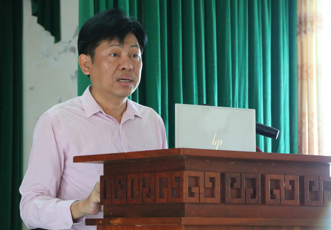 Ông Nguyễn Quốc Thịnh, Phó Giám đốc Ngân hàng Chính sách xã hội tỉnh An Giang phát biểu tại hội nghị