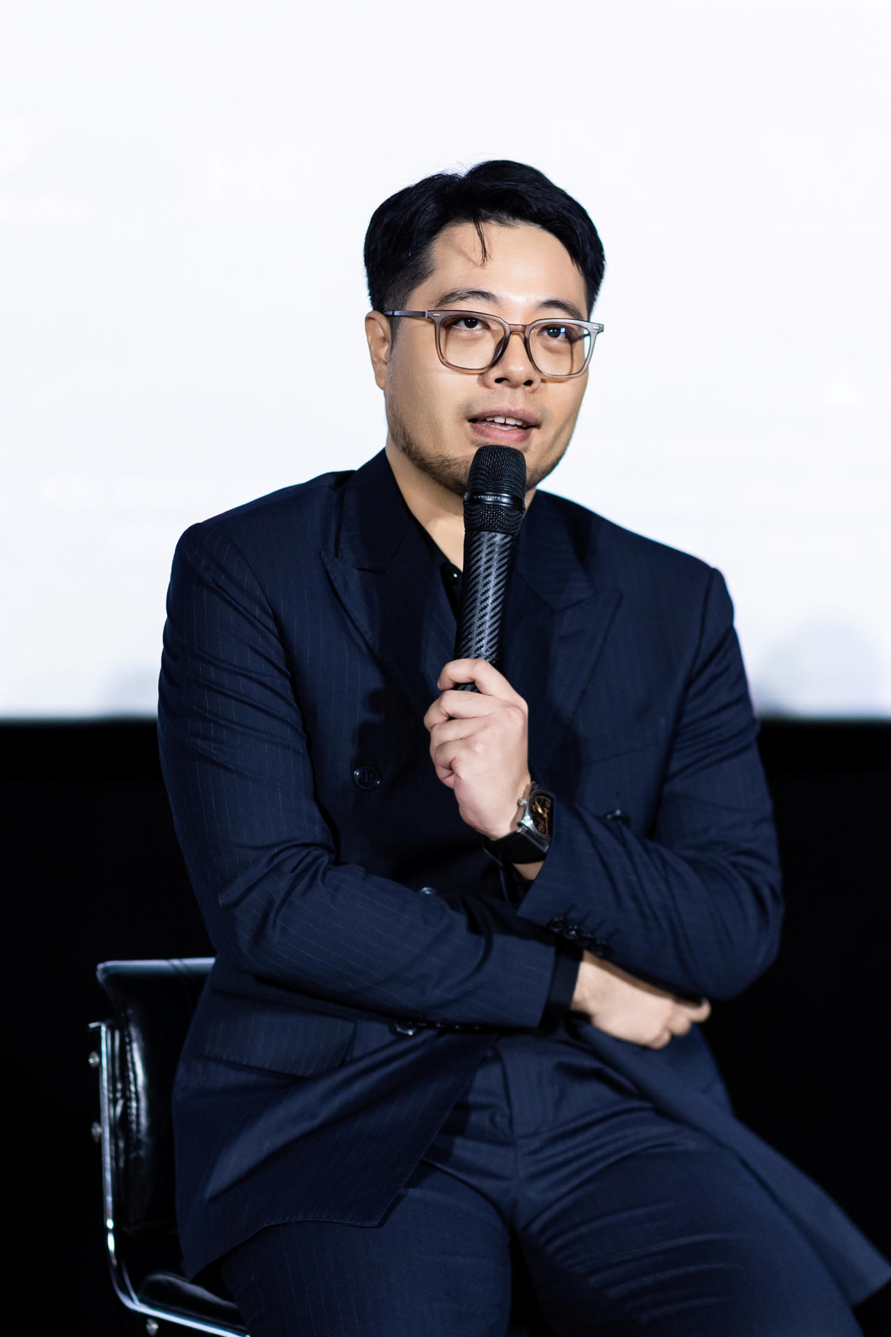 Đạo diễn Đinh Tuấn Vũ. Ảnh: NSX