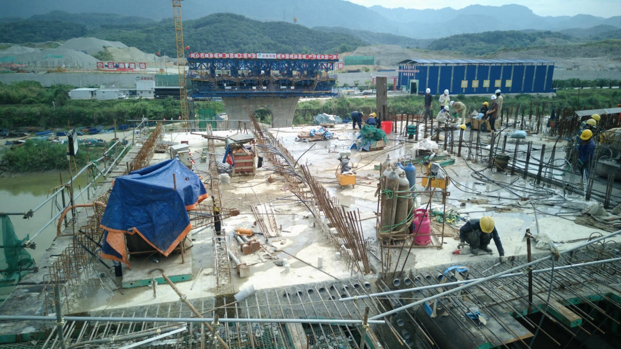Công nhân thi công trên công trường Dự án cầu đường bộ Bát Xát – Bá Sái