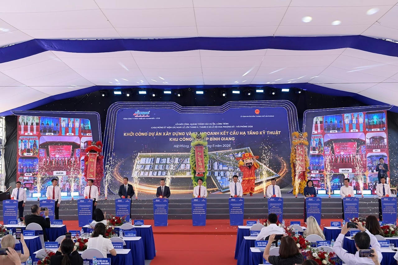 Các đại biểu thực hiện nghi thức khởi công.