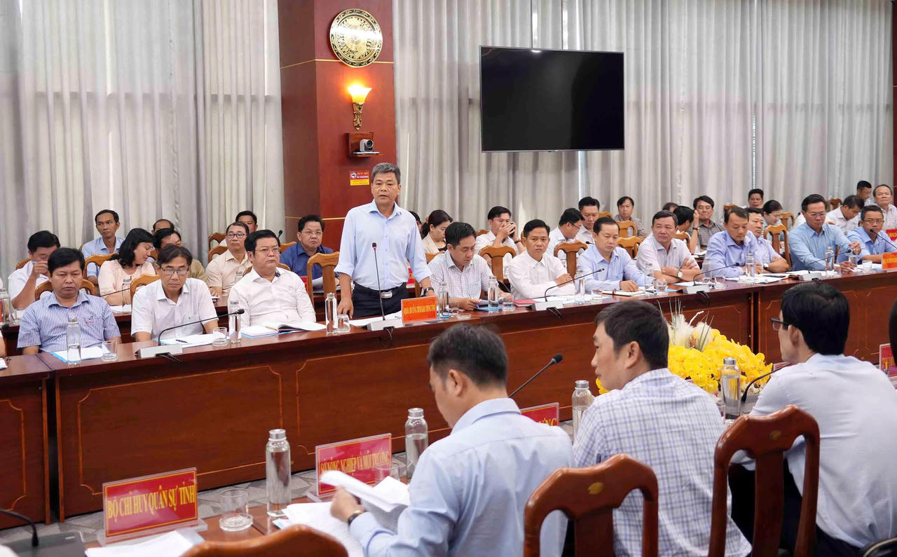 Lãnh đạo Ban Quản lý dự án xây dựng công trình giao thông tỉnh Cà Mau, báo cáo tại buổi làm việc.
