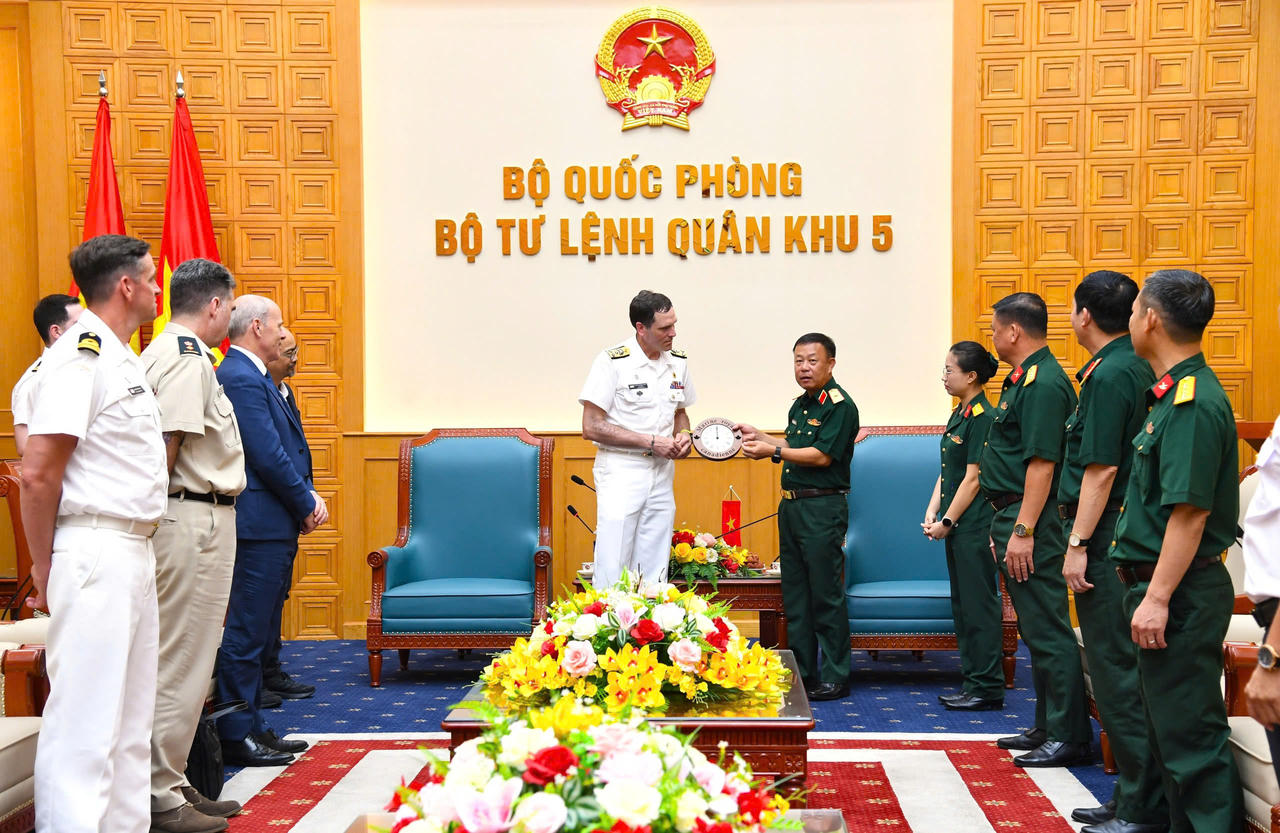 Quân khu 5 tiếp Đoàn Hải quân Hoàng gia Canada thăm, chào xã giao