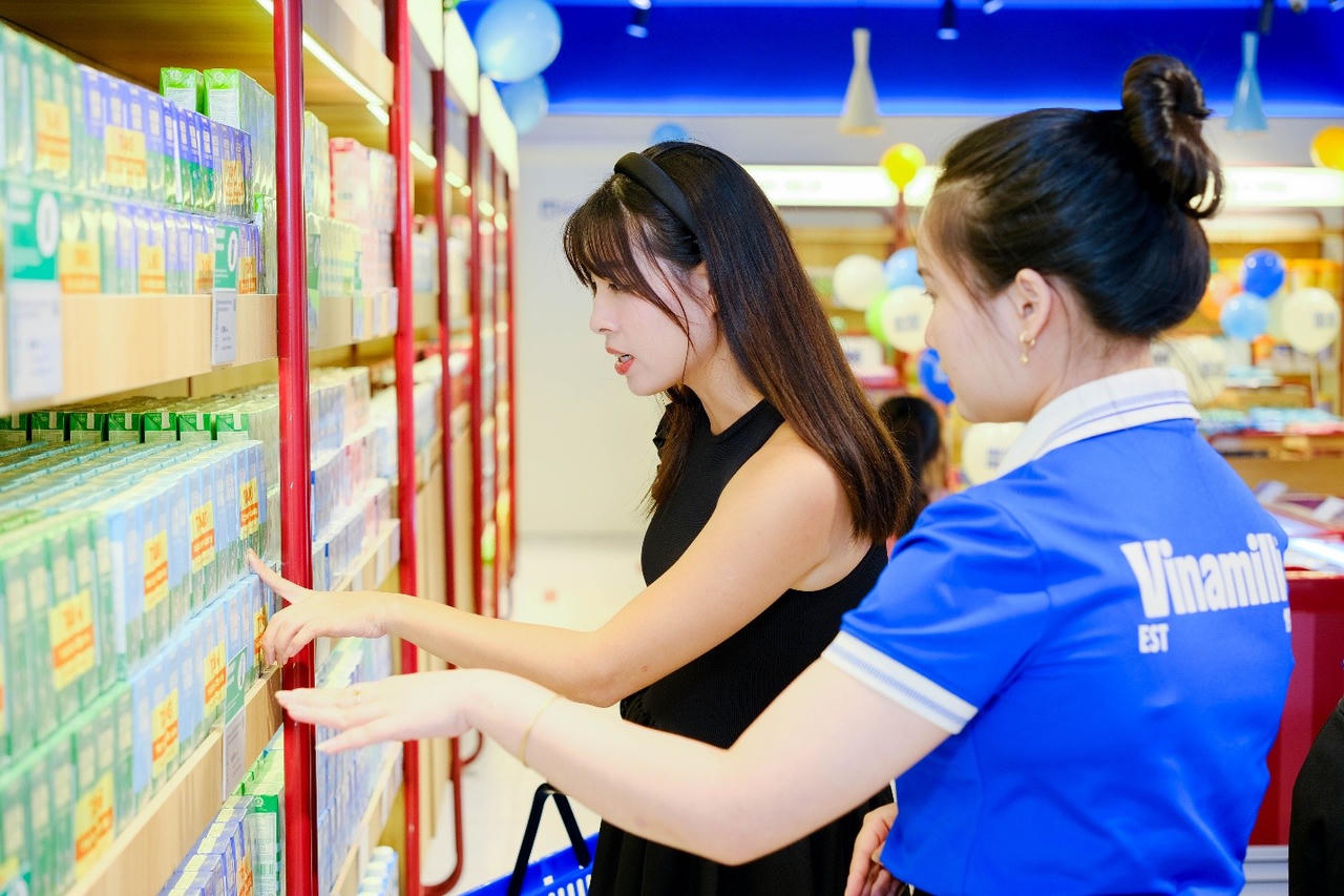 Người tiêu dùng cẩn thận trong việc lựa chọn sữa cho gia đình. (Ảnh: Vi Nam)