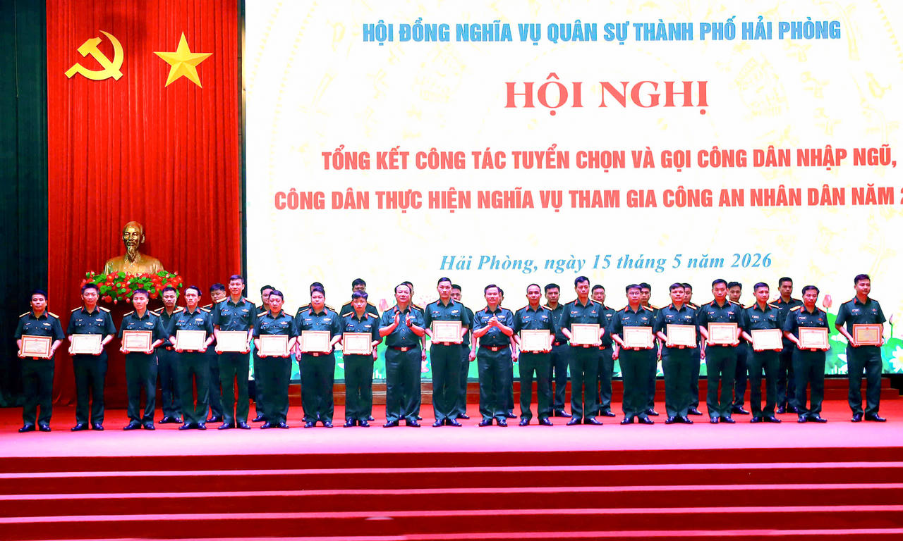 Nhiều tập thể, cá nhân được biểu dương tại hội nghị.
