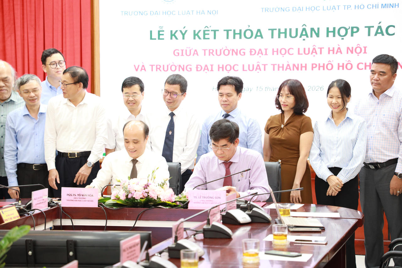 Lãnh đạo hai trường ký kết thỏa thuận hợp tác.