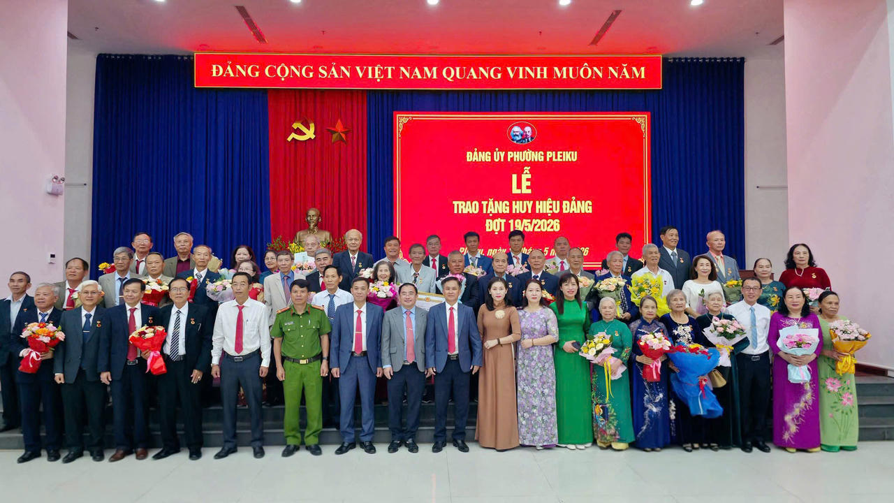 Các đại biểu chụp ảnh lưu niệm cùng các đảng viên được trao tặng Huy hiệu Đảng đợt 19/5/2026.