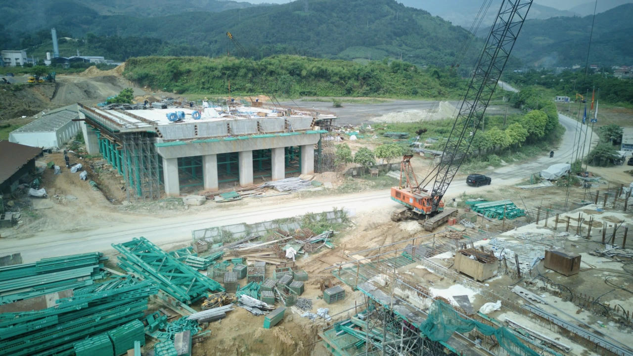 Toàn cảnh công trường dự án cầu Bá Sái đang được triển khai thi công khẩn trương.