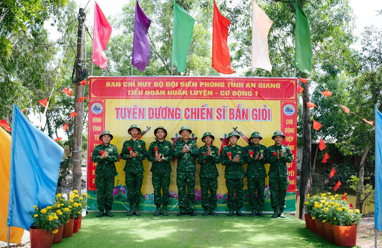Trao hoa bắn giỏi cho các chiến sĩ đạt thành tích. Ảnh: Thịnh Trần.