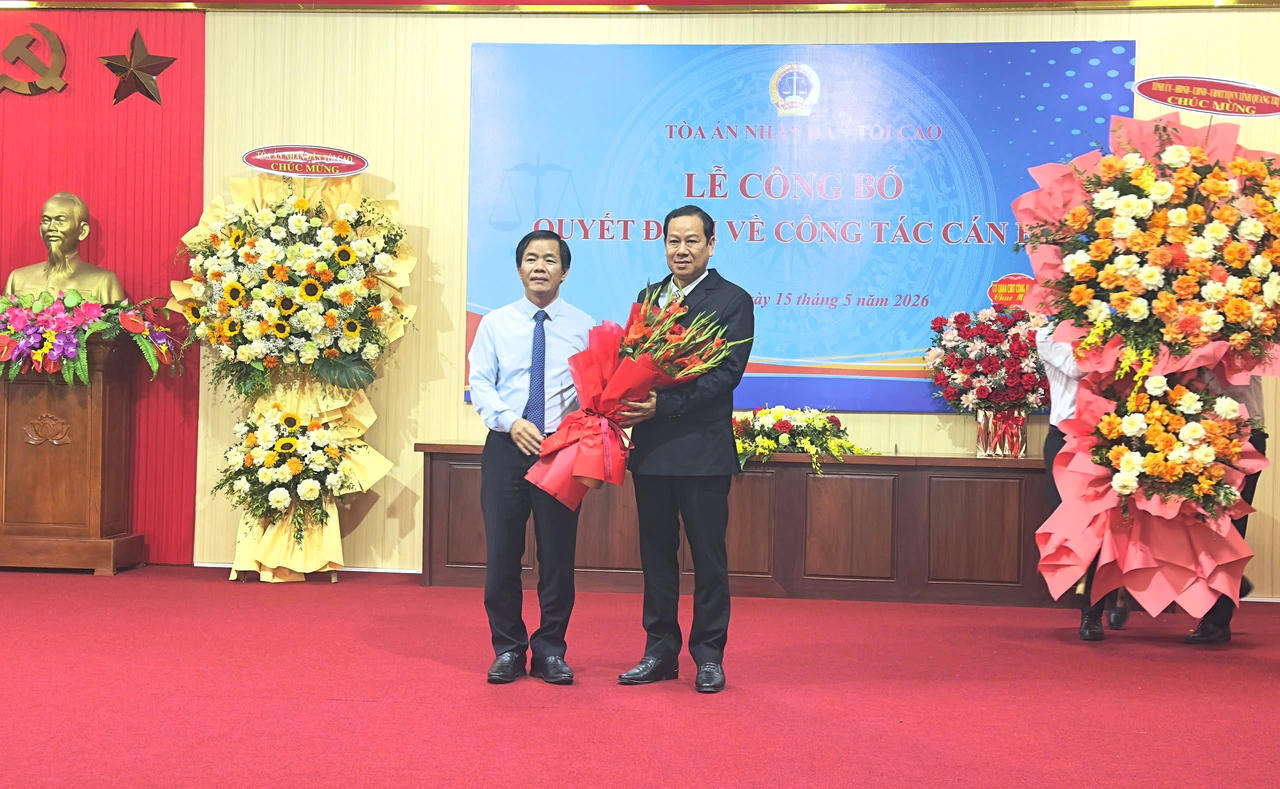 Bí thư Tỉnh ủy Nguyễn Văn Phương tặng hoa chúc mừng ông Vũ Văn Minh - tân Chánh án TAND tỉnh Quảng Trị.