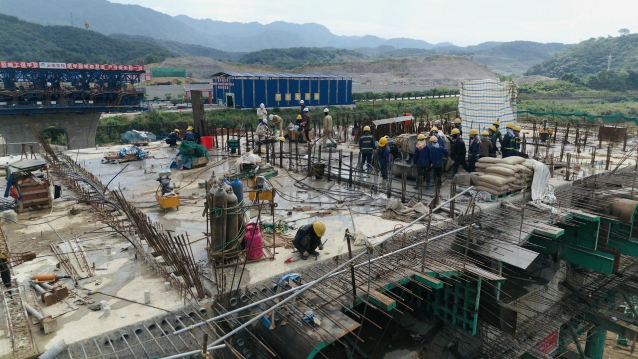 Công nhân tập trung gia công cốt thép, chuẩn bị cho các hạng mục kết cấu cầu
