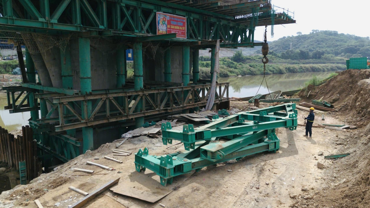 Hiện các hạng mục chính của dự án đang được triển khai bám sát kế hoạch đề ra. Đơn vị thi công dự kiến sẽ thực hiện hợp long cầu giữa hai nước vào tháng 9/2026.