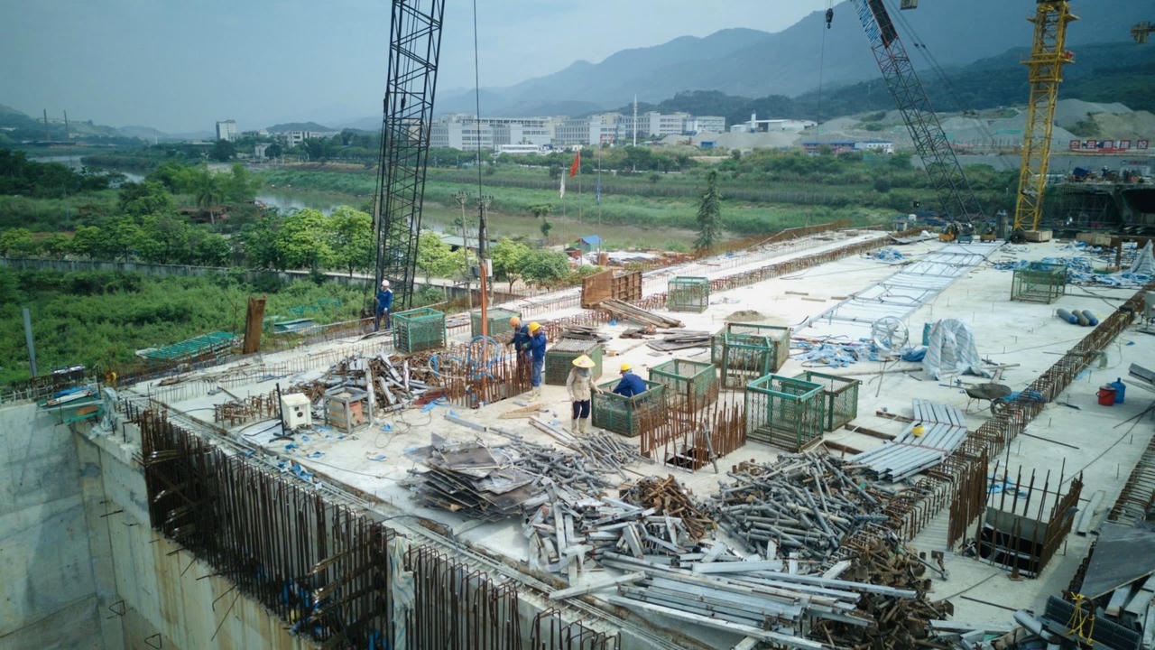 Các đơn vị thi công tập trung nhân lực, máy móc, tranh thủ điều kiện thời tiết thuận lợi để đẩy nhanh tiến độ các hạng mục trọng điểm. 