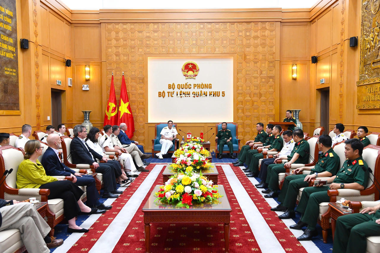 Quân khu 5 tiếp Đoàn Hải quân Hoàng gia Canada thăm, chào xã giao