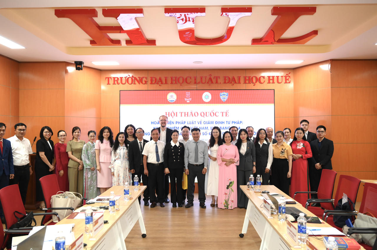 Các đại biểu chụp ảnh kỷ niệm tại hội thảo&nbsp;