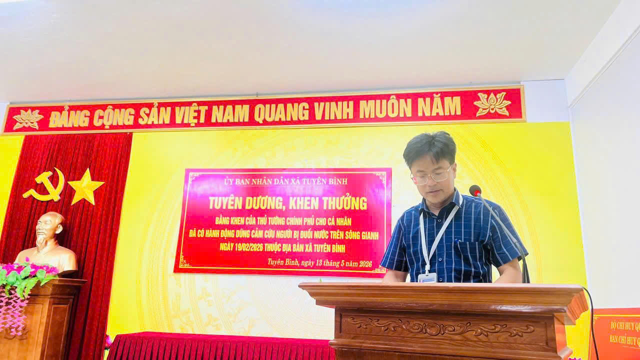 Ông Hoàng Văn Phúc - Chủ tịch UBND xã Tuyên Bình phát biểu biểu dương nghĩa cử dũng cảm cứu người của hai cha con ông Cao Hữu Tình.