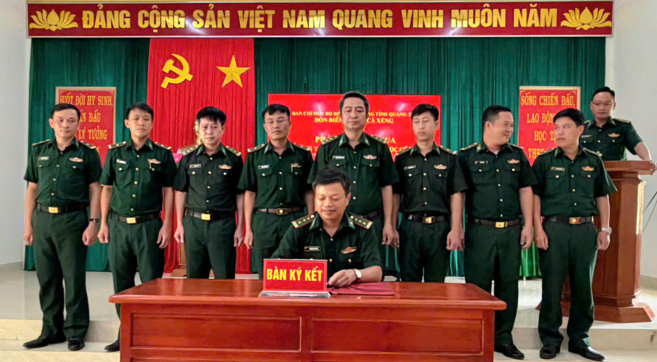 Cán bộ, chiến sĩ Đồn Biên phòng Cà Xèng ký kết giao ước thi đua.