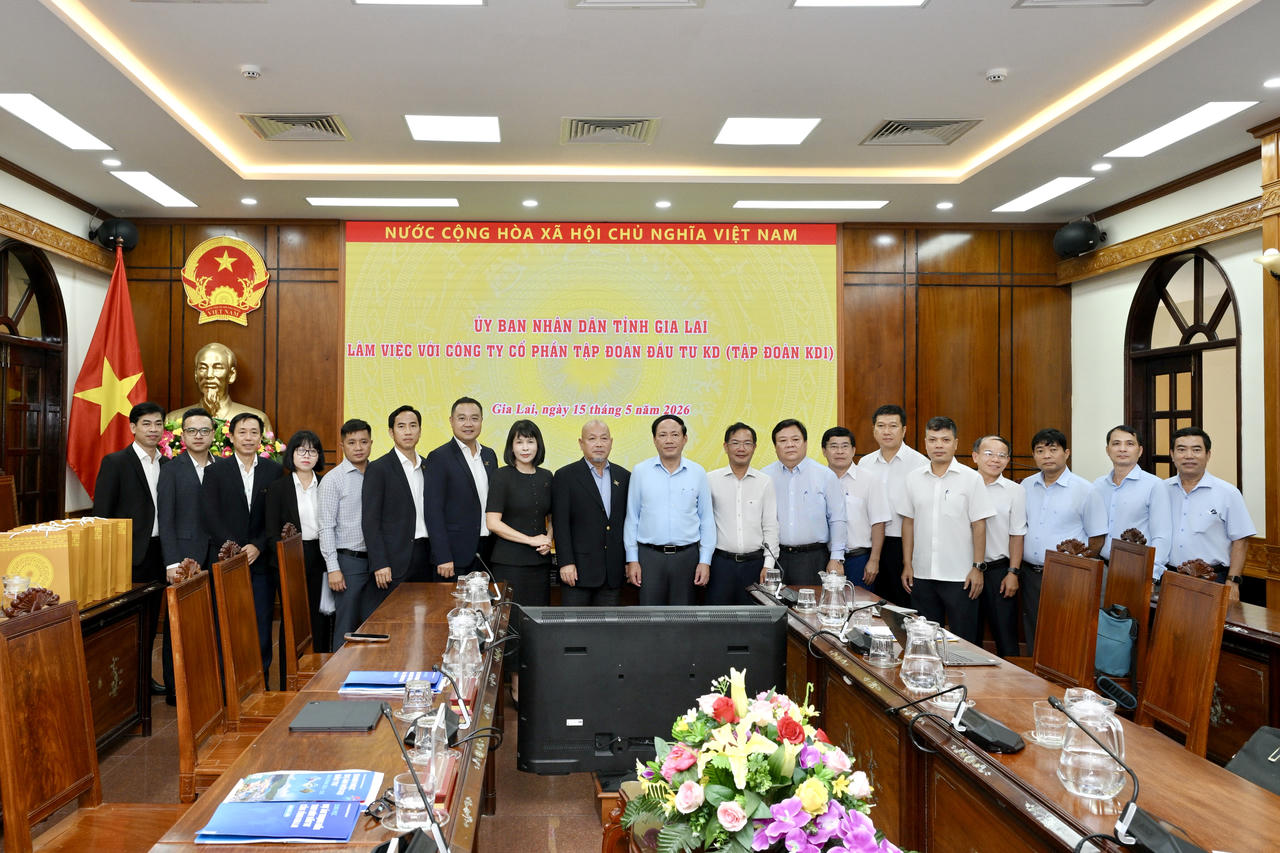 Đại diện Tập đoàn KDI và lãnh đạo tỉnh Gia Lai chụp ảnh lưu niệm tại buổi làm việc.