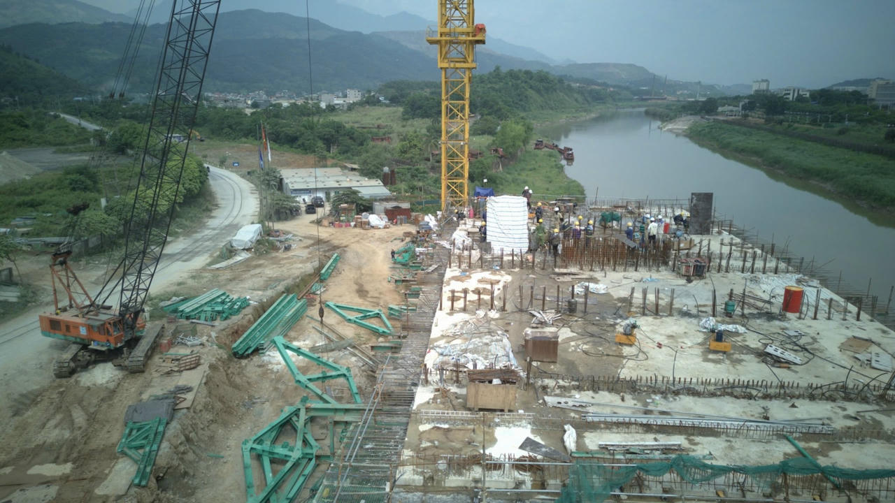 Dự án cầu đường bộ qua sông Hồng biên giới Bát Xát (Việt Nam) – Bá Sái (Trung Quốc)&nbsp;khởi công ngày 31/3/2025. 