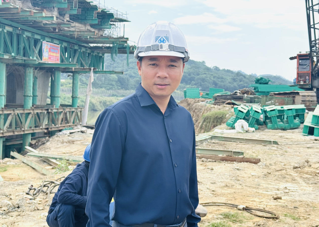 Theo ông Trần Hưng Lam – Giám đốc Ban điều hành dự án,&nbsp;đơn vị thi công xác định nhiều nhiệm vụ trọng tâm ngay từ khi triển khai dự án như xây dựng kế hoạch thi công chi tiết, điều hành công trường khoa học với đội ngũ nhân sự chuyên nghiệp, chủ động ứng phó với các yếu tố tác động từ bên ngoài, đồng thời luôn đặt yêu cầu an toàn lao động và chất lượng công trình lên hàng đầu.