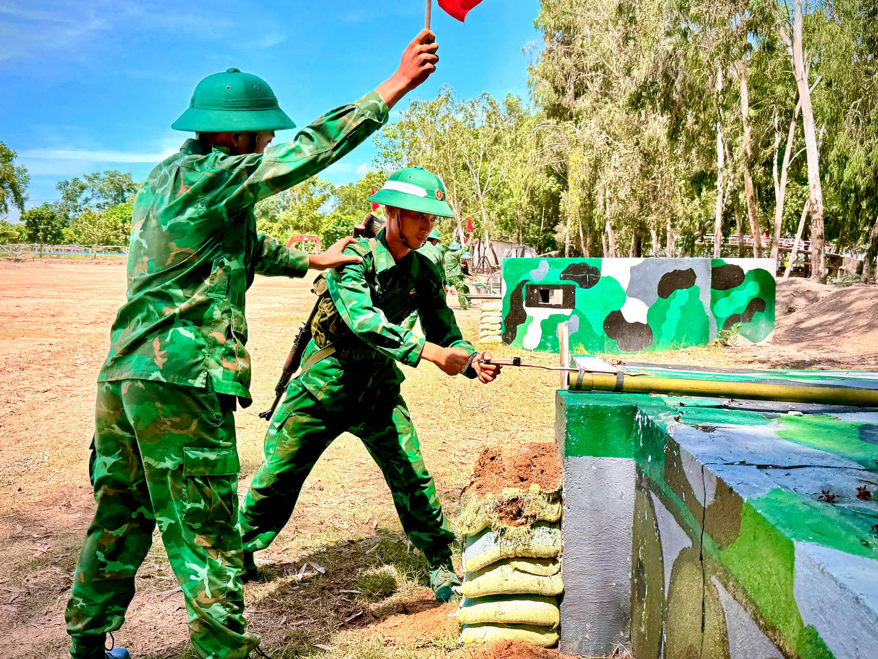 Chiến sĩ mới kiểm tra nội dung đánh lượng nổ bài 1. Ảnh: Thịnh Trần.