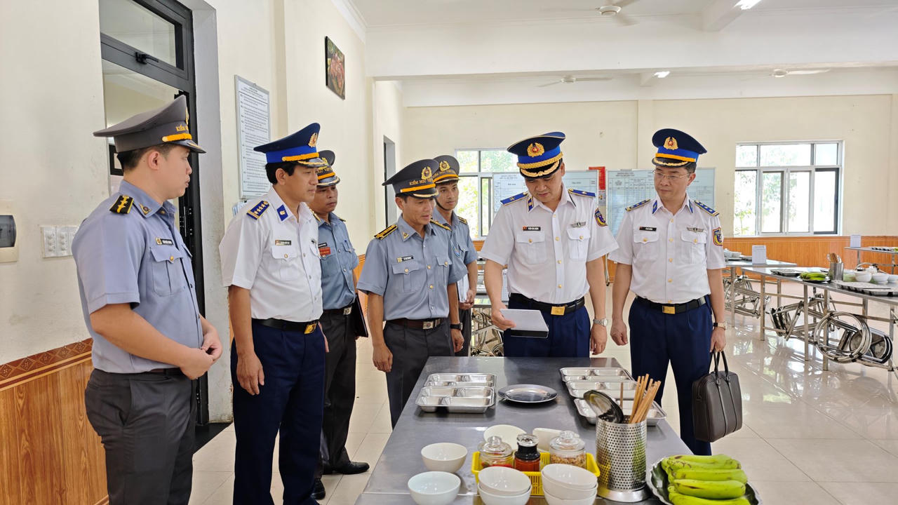 Phó Tư lệnh, Tham mưu trưởng Cảnh sát biển Việt Nam kiểm tra Vùng Cảnh sát biển 2