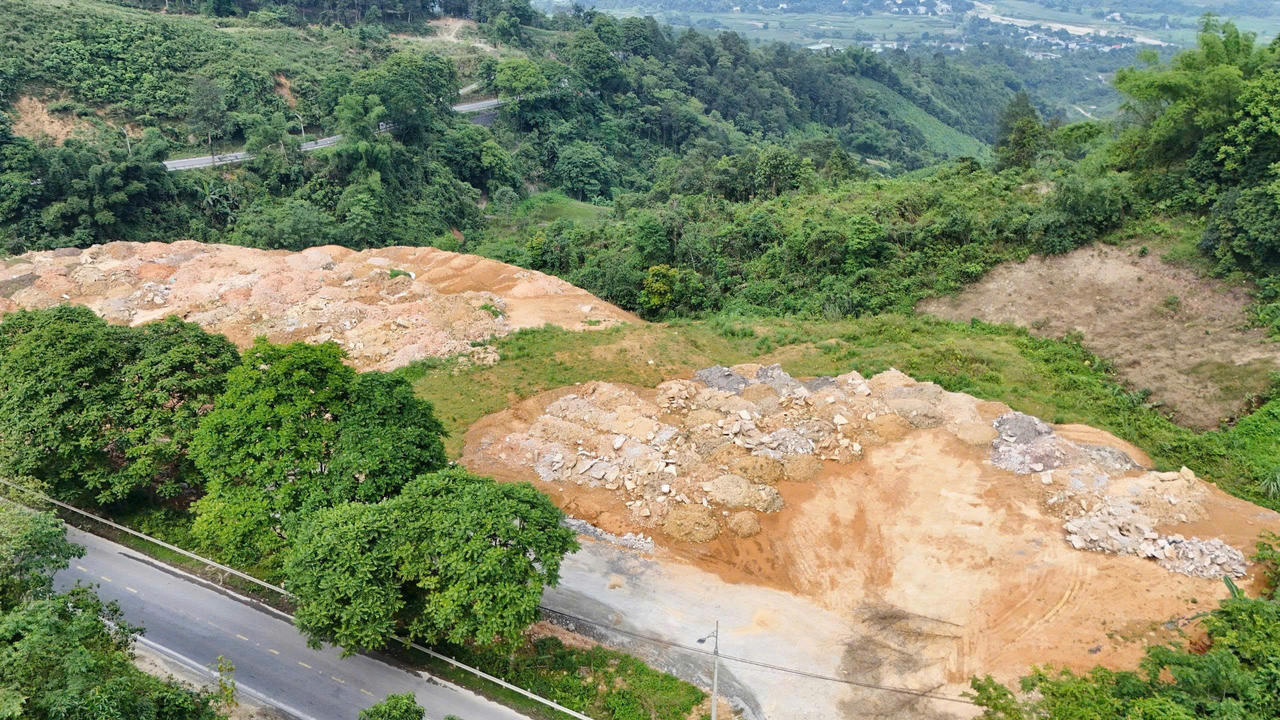 Xã Cốc San (Lào Cai) khẩn trương kiểm tra, xử lý  bãi đổ thải ven Quốc lộ 4D sau phản ánh của người dân