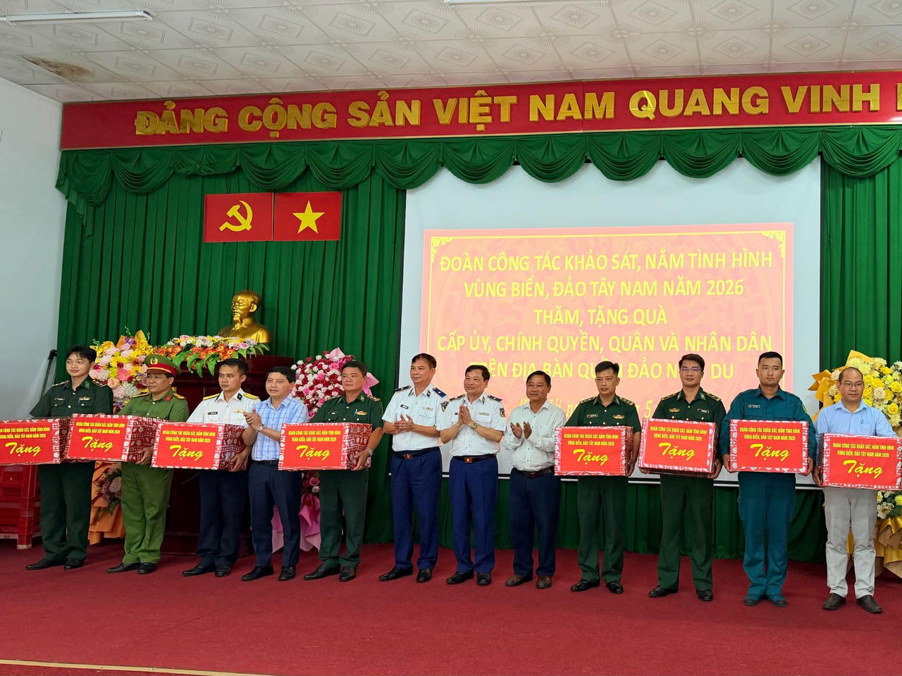 Đoàn công tác Cảnh sát biển Việt Nam tặng quà cấp ủy, chính quyền, quân và dân trên địa bàn quần đảo Nam Du.