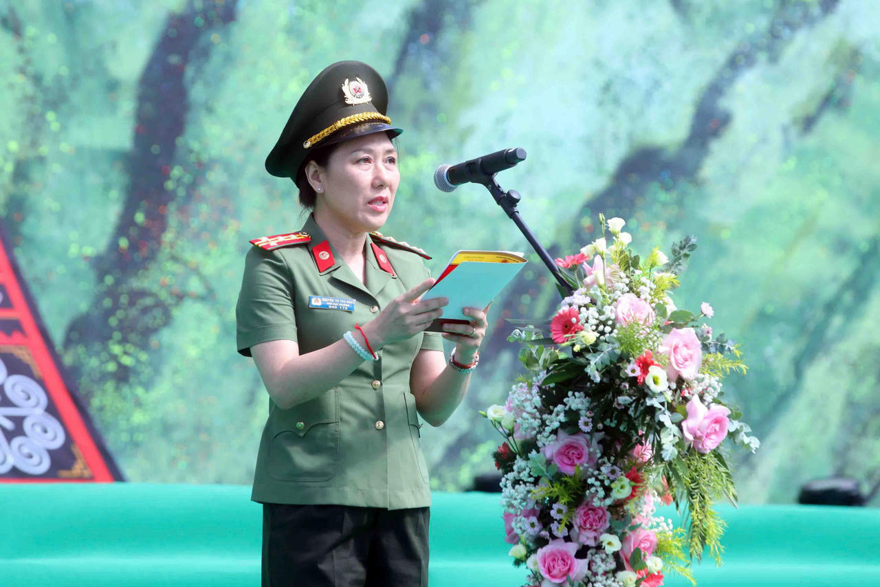 Đại tá Nguyễn Thị Thu Hằng,&nbsp;Phó Cục trưởng Cục Truyền thông CAND phát biểu khai mạc. (Ảnh: PK)