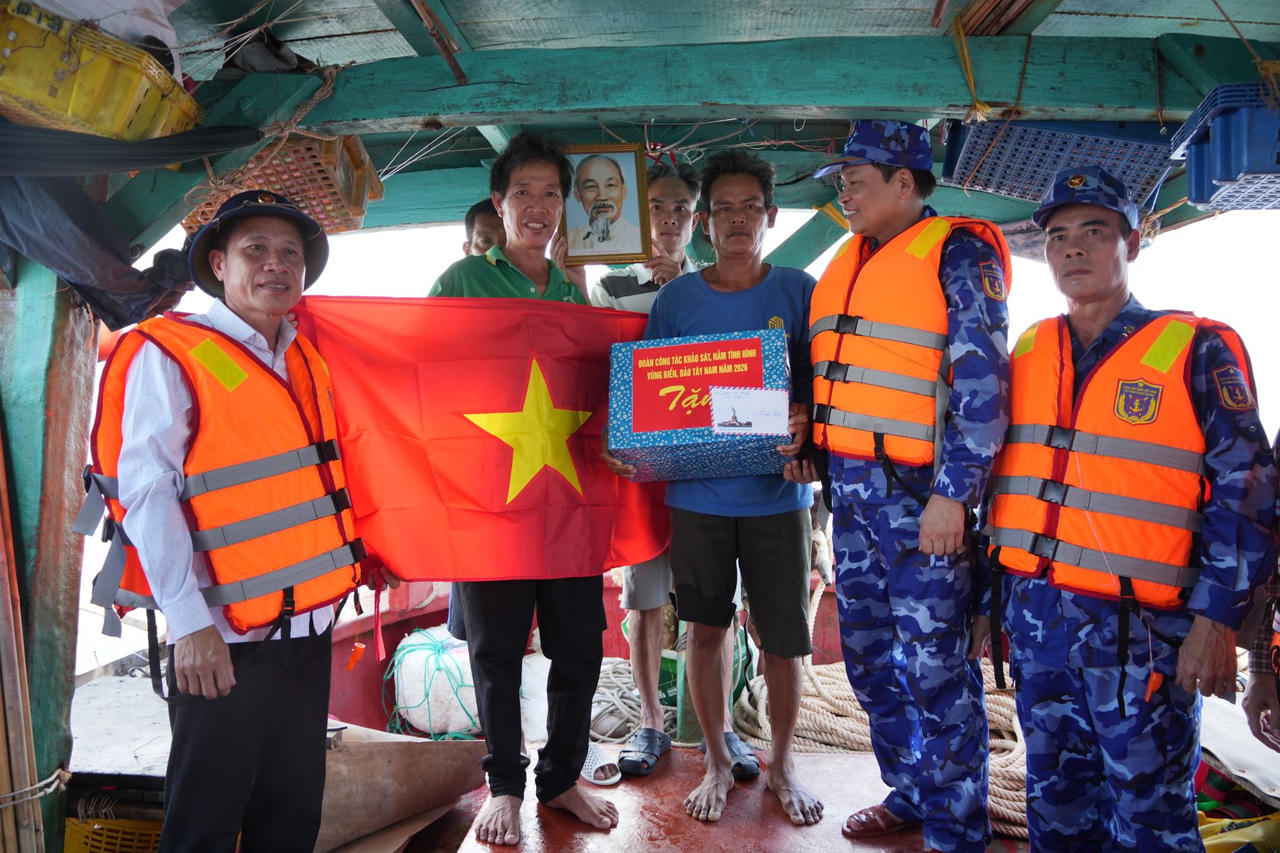 Thiếu tướng Trần Văn Xuân - Phó Chính ủy Cảnh sát biển Việt Nam động viên, tặng quà ngư dân đang khai thác hải sản trên biển.